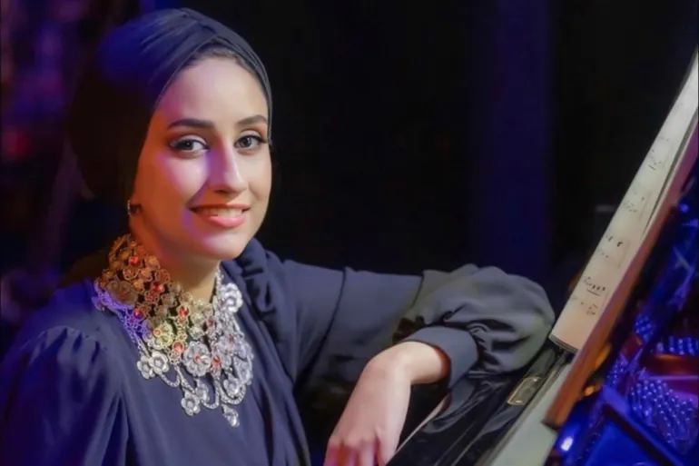 اليمنية أبرار تحقق لقب أفضل عازفة بيانو شابة في دبي