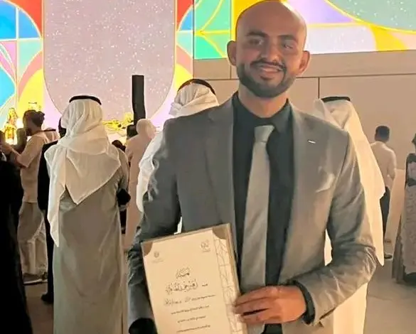 الشاعر اليمني زهير الطاهري يفوز بجائزة البُردة للشعر الحر في الإمارات